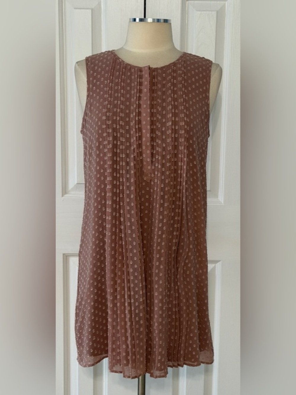 DR2 by Daniel Rainn Swiss Dot Pleated Sleeveless Blush Shift Dress Size Small